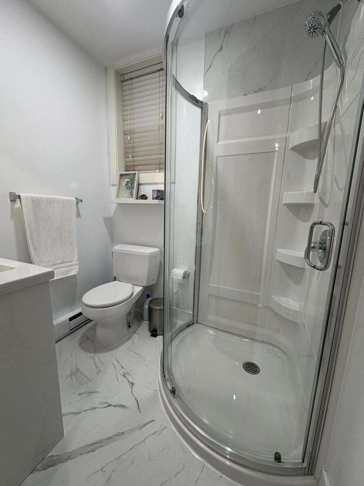 Guest Room With Private Bath In Langford Victoria Exterior foto