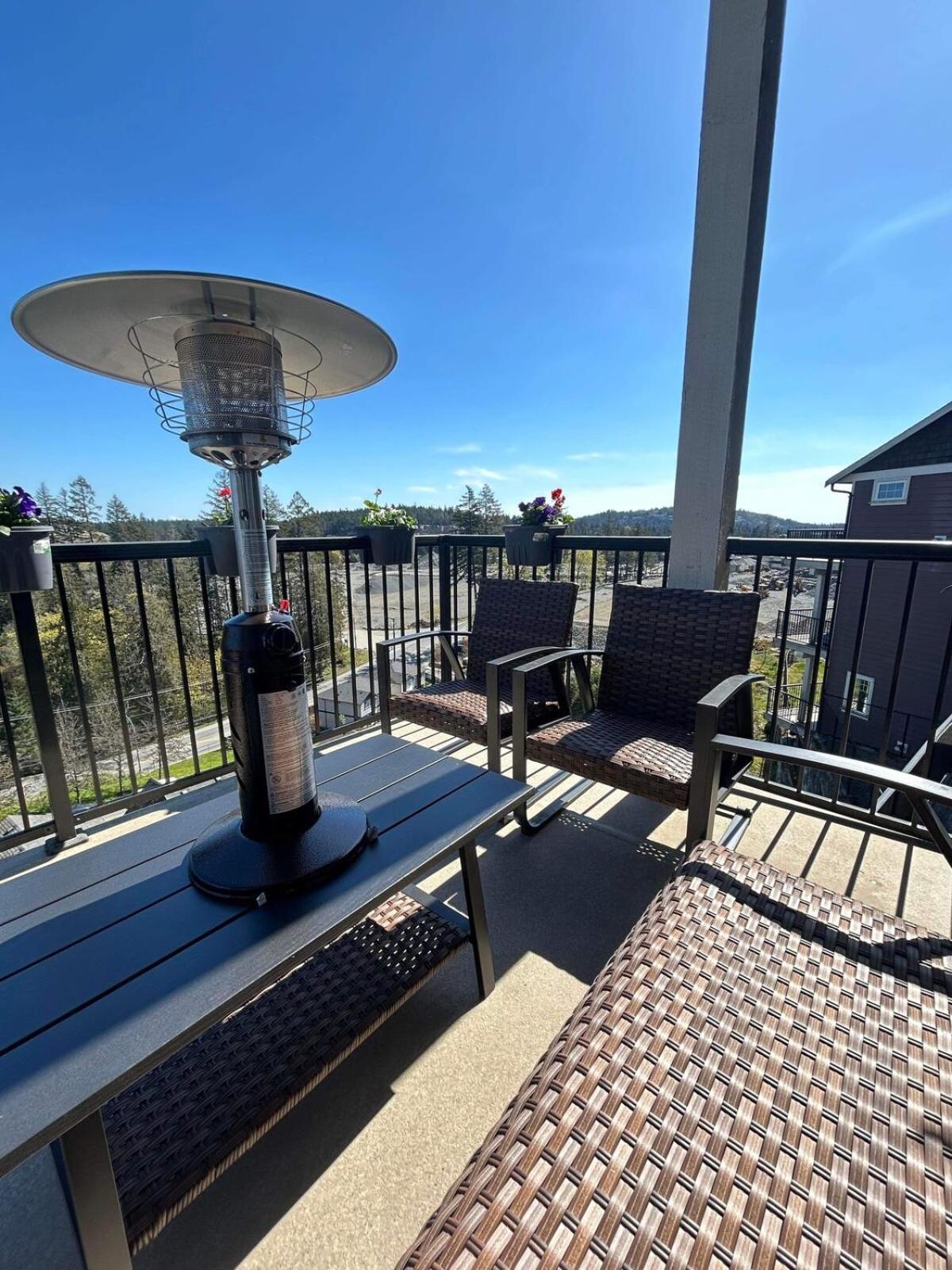 Guest Room With Private Bath In Langford Victoria Exterior foto